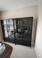 WOOOD Ronja XL Vitrinekast - Industrieel Design, Huis en Inrichting, Kasten | Vitrinekasten, Ophalen, 100 tot 150 cm, Zo goed als nieuw