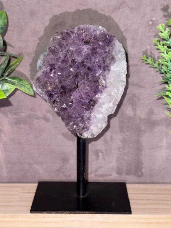 Amethist op standaard - 483 gram, Verzamelen, Mineralen en Fossielen, Mineraal, Ophalen of Verzenden