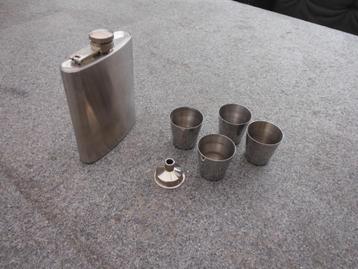 RVS heupfles, 7 oz met trechter en 4 bekertjes beschikbaar voor biedingen