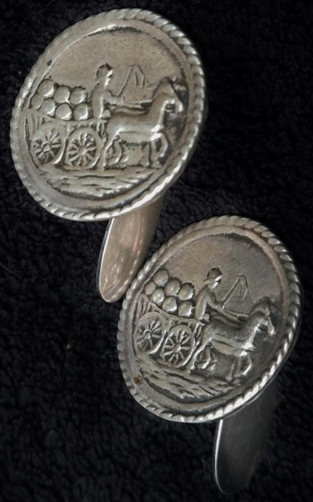 2 zilveren antieke manchetknopen Boeren(kaas?kar met paarden, Sieraden, Tassen en Uiterlijk, Manchetknopen, Gebruikt, Zilver, Ophalen of Verzenden