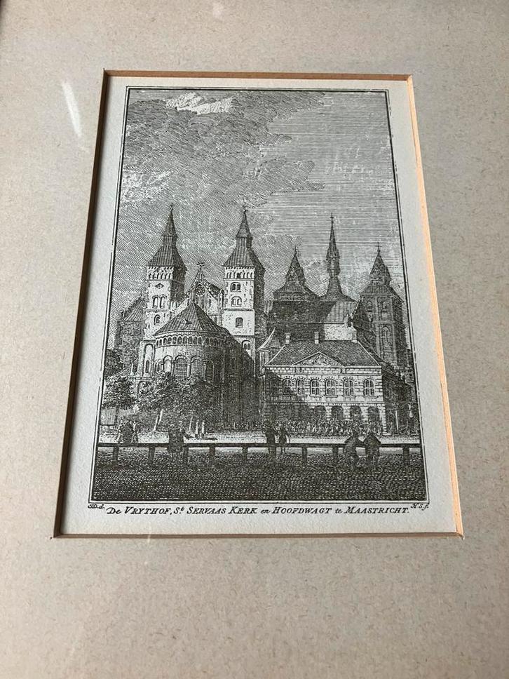 Mooie gave gravure ‘De Vrijthof, St. Servaas Kerk, Hoofdwagt, Antiek en Kunst, Kunst | Etsen en Gravures, Ophalen of Verzenden