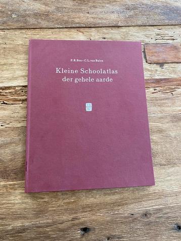 Kleine schoolatlas der gehele aarde beschikbaar voor biedingen