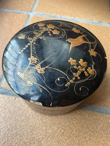 Antiek zwart japans lakdoosje brocante rond goudkleur dessin beschikbaar voor biedingen