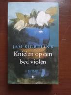 boek Knielen op een bed violen van Jan Siebelink, Verzenden, Zo goed als nieuw, Nederland