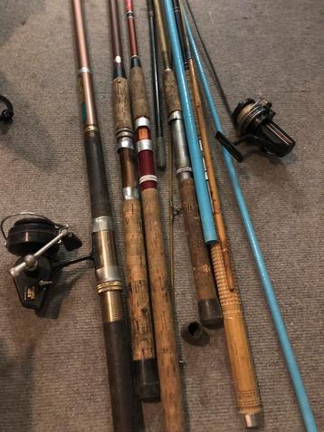 Veel vintage visgerei: 7 hengels, 6 molens, 2 netjes en meer beschikbaar voor biedingen