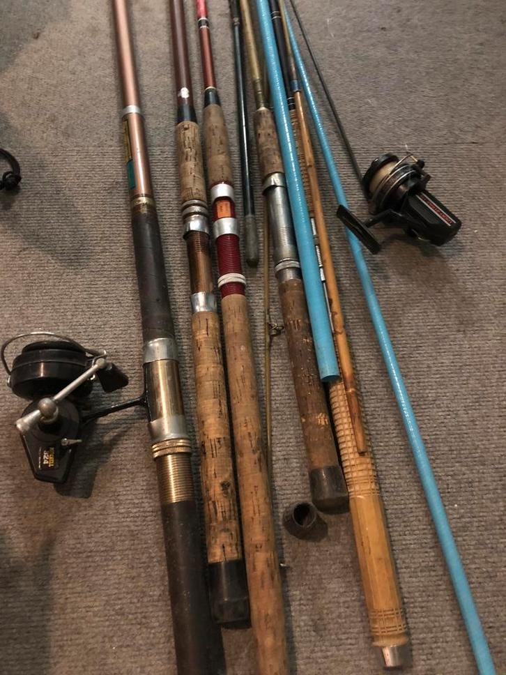 Veel vintage visgerei: 7 hengels, 6 molens, 2 netjes en meer, Watersport en Boten, Hengelsport | Witvissen, Gebruikt, Complete set
