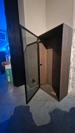 Chique bruine kast van Piet Klerkx met donkere glazen deur, Ophalen, 100 tot 150 cm, Zo goed als nieuw, Minder dan 150 cm