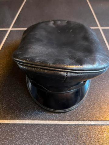 Leren pet beschikbaar voor biedingen