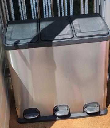 Pedaal / vuilnisemmer van 60 liter met 3 aparte delen  beschikbaar voor biedingen