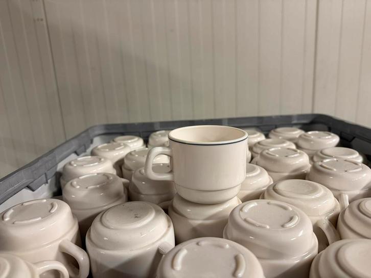Koffiekopjes met kratten en trolley - Horeca kwaliteit, Huis en Inrichting, Keuken | Servies, Gebruikt, Kop(pen) en/of Schotel(s)