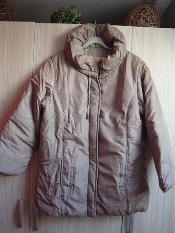Nieuwe warme zand beige winterjas met een blokje. Maat M. beschikbaar voor biedingen