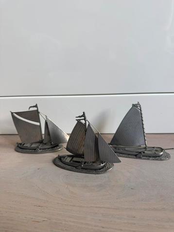 3 Tinnen bootjes (43, 46 en 50) van Artil Specials Utrecht beschikbaar voor biedingen
