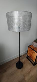 2 mooie stijlvolle vloer lampen met zilver kleurige kappen, Huis en Inrichting, Lampen | Vloerlampen, Ophalen, Gebruikt