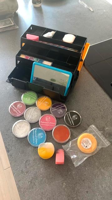 Schmink doos met 10 kleuren en extra acc. beschikbaar voor biedingen