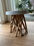 Witte hoogglans bijzettafel met houten pootjes, Huis en Inrichting, 45 tot 60 cm, Minder dan 55 cm, Gebruikt, Rond