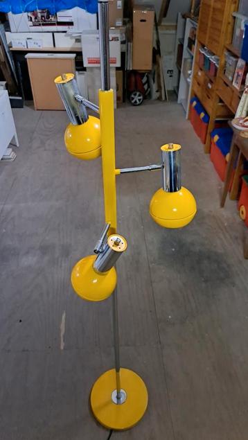 Vintage Gele Vloerlamp met Drie Spots beschikbaar voor biedingen