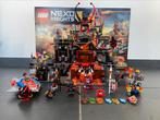 Lego Nexo Knights Jestro's vulkaanbasis 70323 doos en boekje, Ophalen of Verzenden, Zo goed als nieuw