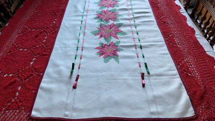 Tafelloper Kerst handgeborduurd/kerstroos op wit linnen, Diversen, Kerst, Zo goed als nieuw, Ophalen of Verzenden