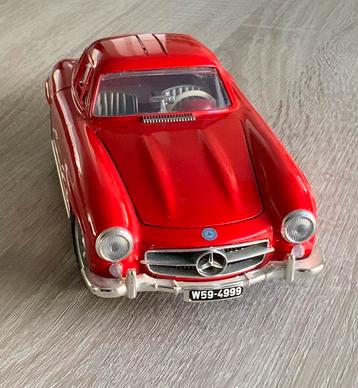 Rode Mercedes-Benz 300 SL Schaalmodel beschikbaar voor biedingen