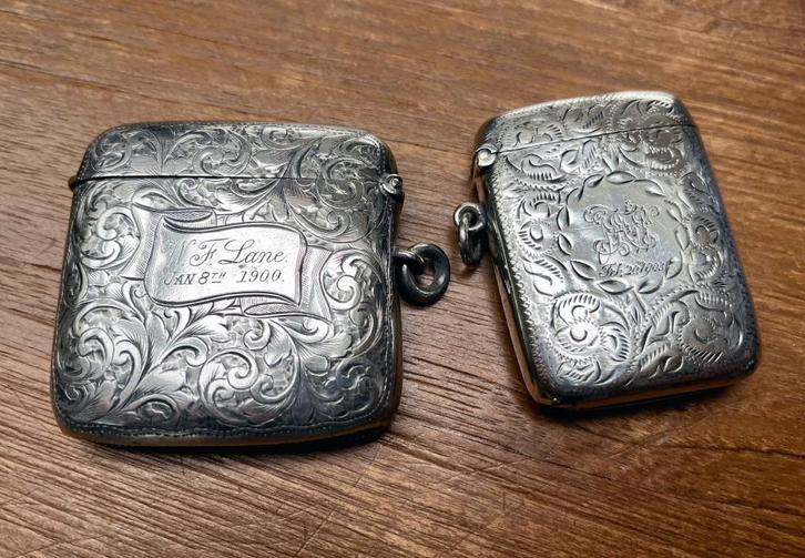 2 Tondeldoosjes of Vesta Case zilver met fraaie gravering, Antiek en Kunst, Antiek | Goud en Zilver, Zilver, Ophalen of Verzenden