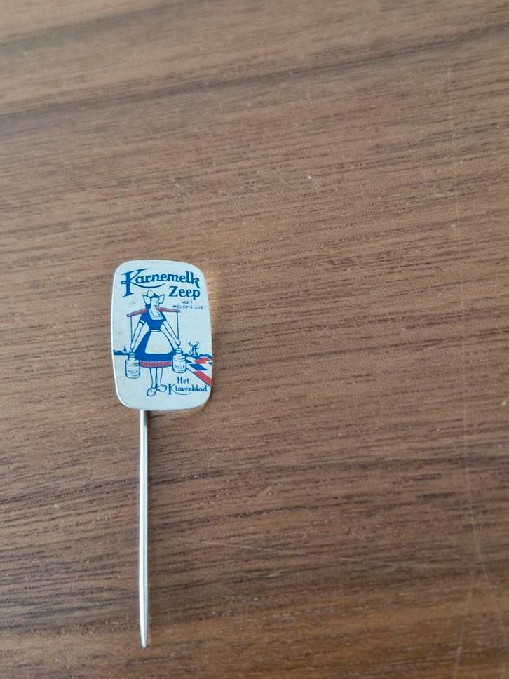Sp 583 Vintage Karnemelk Zeep Speldje - Het Klaverblad, Antiek en Kunst, Antiek | Overige Antiek, Ophalen of Verzenden