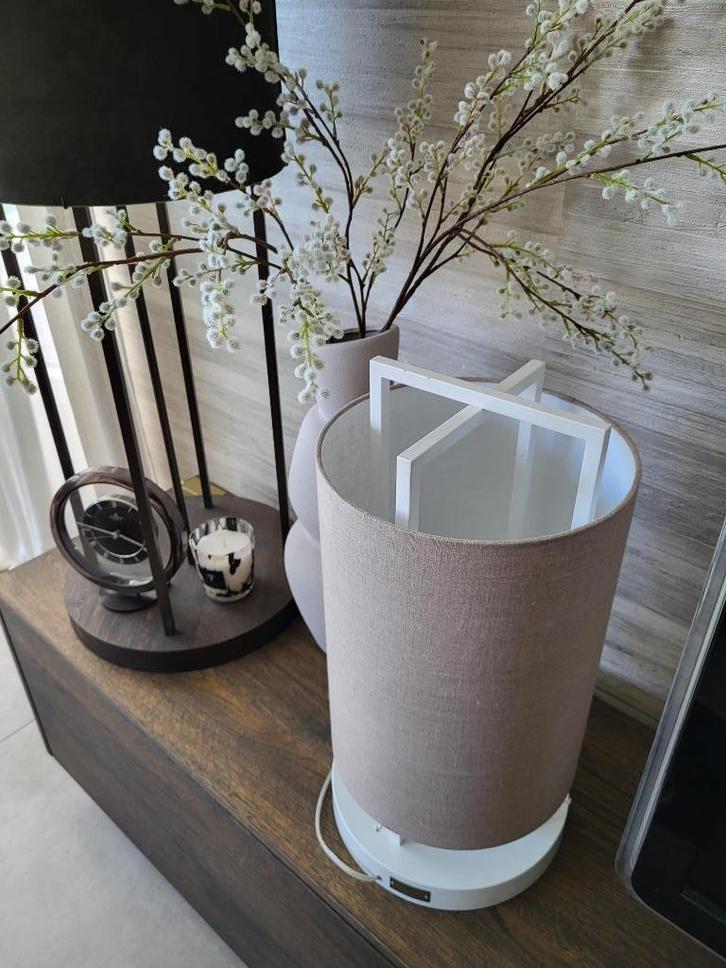 Layer by Adje Round lamp tafellamp wit / taupe in nieuwstaat, Huis en Inrichting, Lampen | Tafellampen, Zo goed als nieuw, Minder dan 50 cm