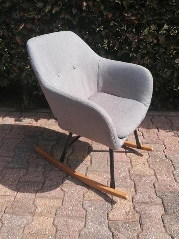 Schommelstoel grijze bekleding beschikbaar voor biedingen