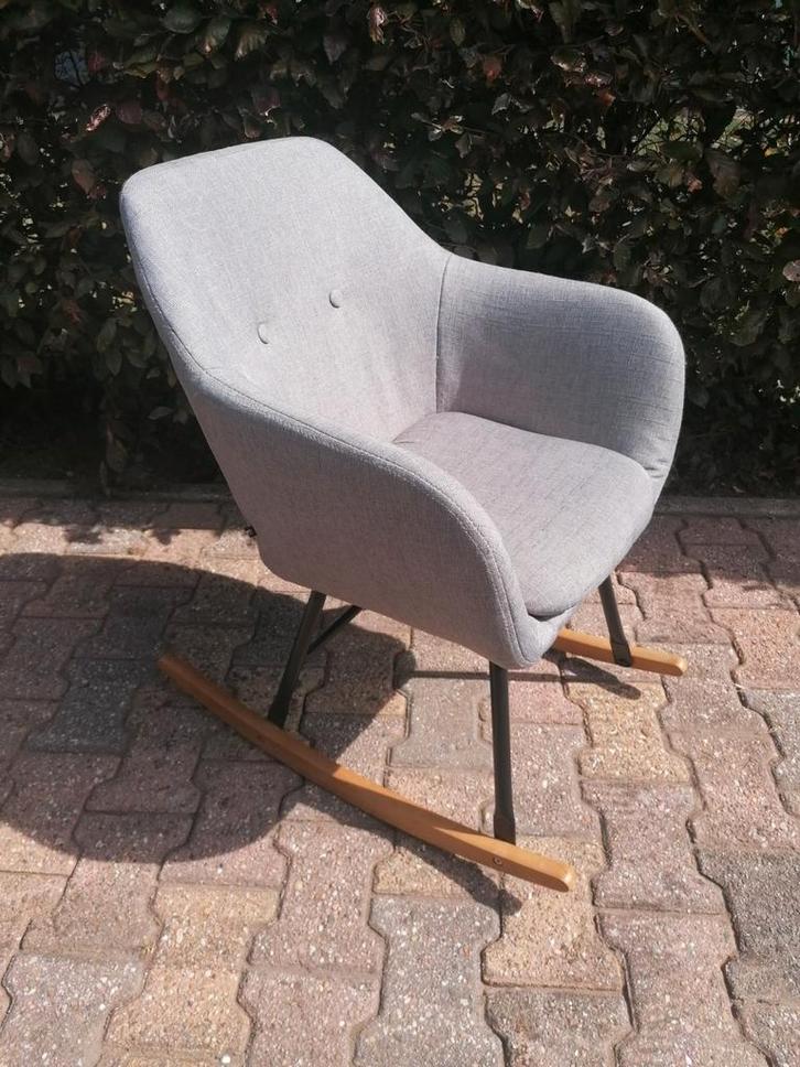 Schommelstoel grijze bekleding, Kinderen en Baby's, Kinderkamer | Inrichting en Decoratie, Zo goed als nieuw, Ophalen