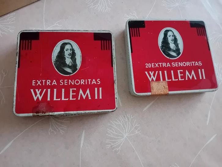 2x Willem II Extra Senoritas Doosjes, Verzamelen, Rookartikelen, Aanstekers en Luciferdoosjes, Gebruikt, Tabaksdoos of Verpakking