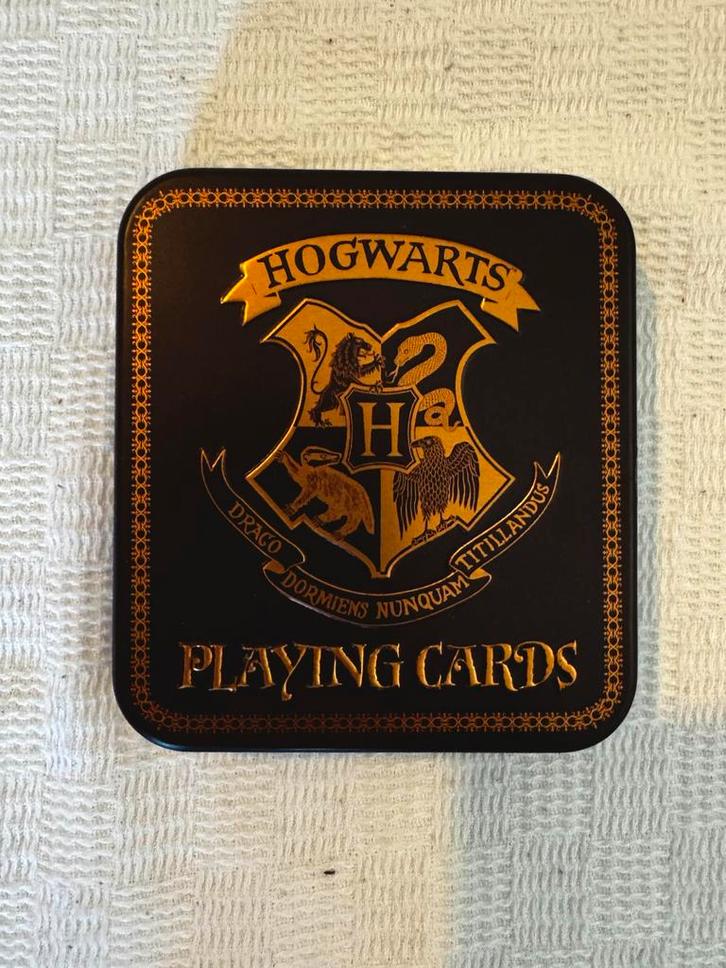 Harry Potter Speelkaarten - Hogwarts Editie, Hobby en Vrije tijd, Gezelschapsspellen | Kaartspellen, Zo goed als nieuw, Een of twee spelers