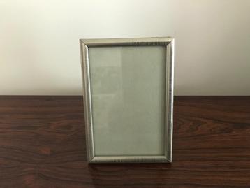 Oud lijstje zilverkleurig met glas  beschikbaar voor biedingen
