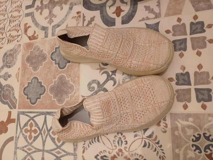 partij schoenen nieuw sneakers slippers gesp 38, Kleding | Dames, Schoenen, Nieuw, Beige, Ophalen of Verzenden