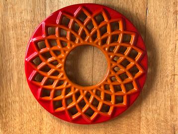 Oranje/Rode Onderzetter vintage gietijzer geëmailleerd. beschikbaar voor biedingen