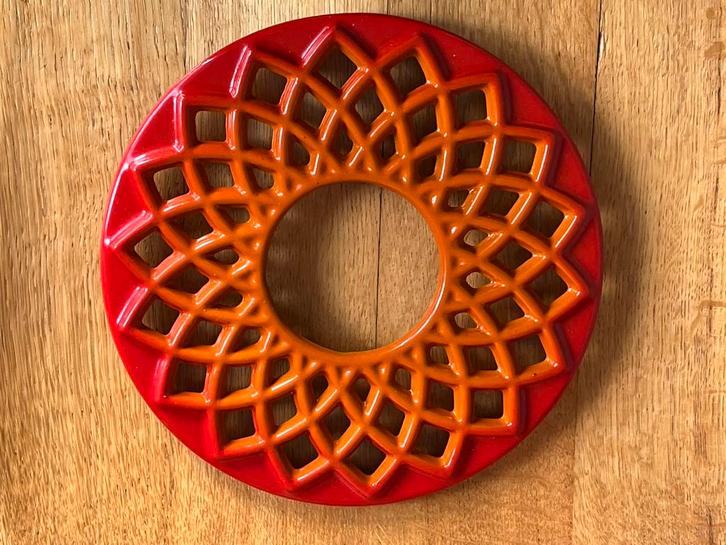 Oranje/Rode Onderzetter vintage gietijzer geëmailleerd., Antiek en Kunst, Curiosa en Brocante, Ophalen of Verzenden