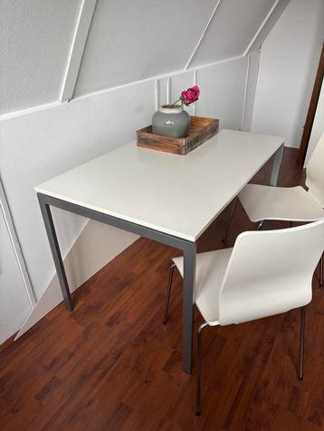 Gebruikte tafel met 3 stoelen - 75x130 cm beschikbaar voor biedingen