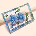 Vintage broche reversed carved lucite blauwe bloemen, Overige materialen, 4 tot 7 cm, Gebruikt, Verzenden
