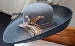 Donkergrijze/zwarte grote dameshoed, Kleding | Dames, Hoeden en Petten, Ophalen of Verzenden, Gedragen