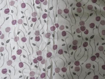 Vintage lap stof wit met lila en paarse gestileerde bloemen  beschikbaar voor biedingen