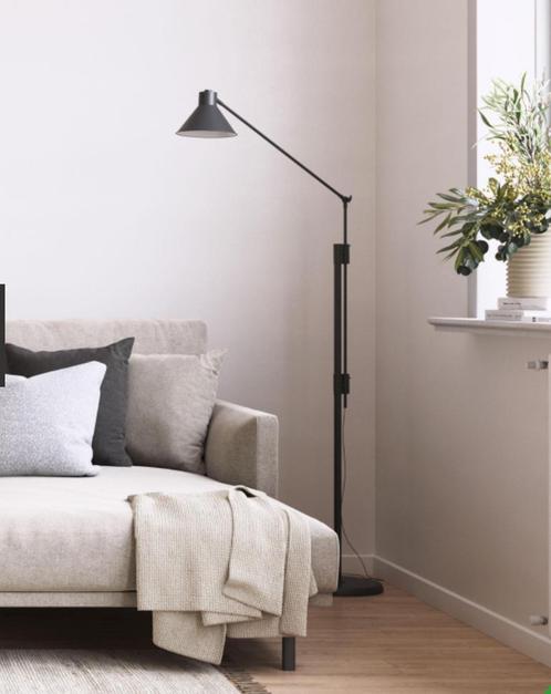 Elegante staande zwarte lamp (vloerlamp) van Kave Home, Huis en Inrichting, Lampen | Vloerlampen, 150 tot 200 cm, Kunststof, Ophalen