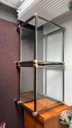 Glazen vitrinekast met gouden details, Zo goed als nieuw, Metaal, 150 tot 200 cm, 25 tot 50 cm