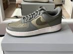 Sneakers Nike Air Force 1 ’07 Olive Grey (maat 42,5 / US 9), Verzenden, Zo goed als nieuw, Overige kleuren