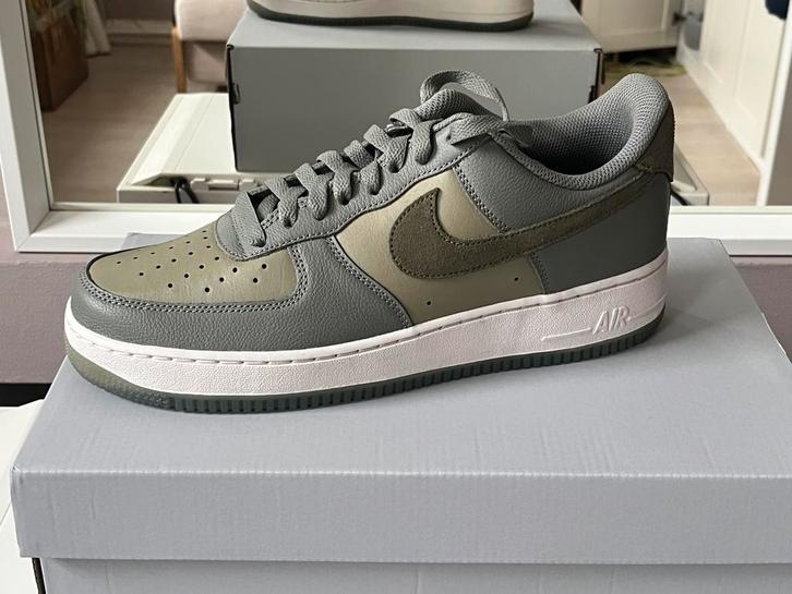 Sneakers Nike Air Force 1 ’07 Olive Grey (maat 42,5 / US 9), Kleding | Heren, Schoenen, Zo goed als nieuw, Overige kleuren, Verzenden