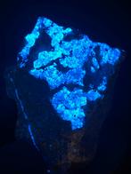 Fel fluorescerend scheeliet uit Engeland., Verzamelen, Mineralen en Fossielen, Ophalen of Verzenden, Mineraal