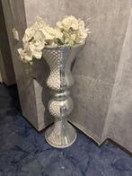 Decoratieve vaas met witte bloemen, Huis en Inrichting, Woonaccessoires | Zuilen en Pilaren, Ophalen, Zo goed als nieuw