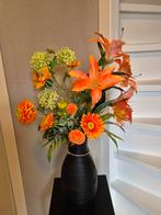 Zwarte vaas inclusief vol boeket zijde bloemen oranje herfst, Ophalen of Verzenden, Zo goed als nieuw