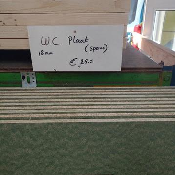 Toilet achter plaat beschikbaar voor biedingen