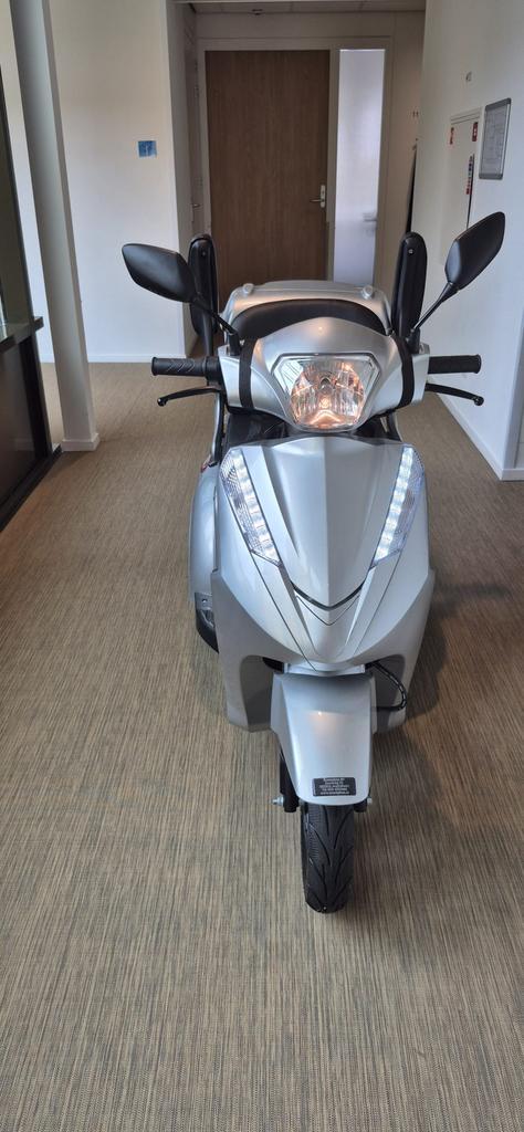 Scootmobiel merk iva e1000, kleur zilvergrijs, Diversen, Brommobielen en Scootmobielen, Zo goed als nieuw, Overige merken, 46 km of meer