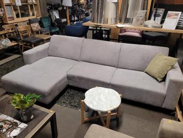 Hoek bank beschikbaar voor biedingen