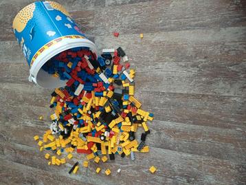 Grote emmer vol met lego beschikbaar voor biedingen