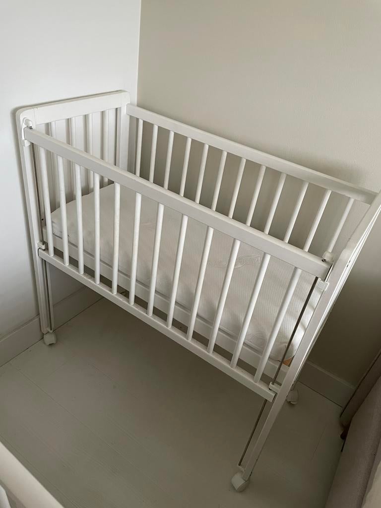 Petite Amelie - co sleeper op wieltjes + matras, Ophalen, Gebruikt, Wieg